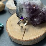 Безрозмірна каблучка з аметистом.