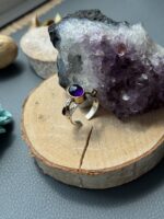 Безрозмірна каблучка з аметистом.