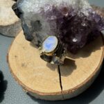 Каблучка з місячним каменем.