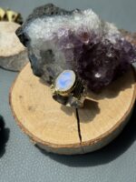 Каблучка з місячним каменем.