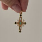 Хрестик зі смарагдом та цирконами.