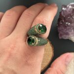 Безрозмірна каблучка з хризолітом.