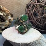 Безрозмірна каблучка зі смарагдом.